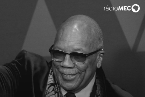 O produtor e arranjador musical Quincy Jones faleceu neste domingo (3)